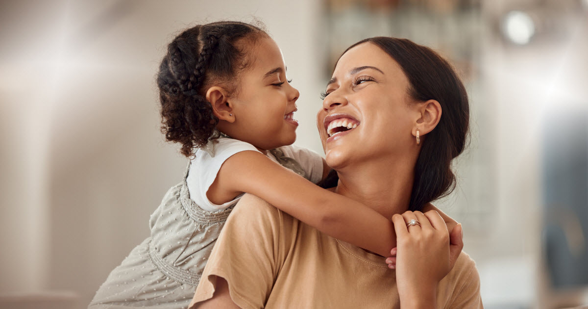 En manchettes: Relation parent-enfant – Importance d’apprendre à écrire à la main – Commotions cérébrales et QI – À surveiller