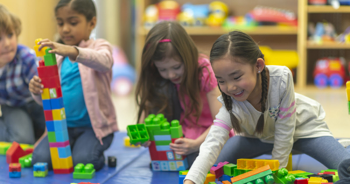 En manchettes: Avant la maternelle – Virus respiratoires en hausse – Âge le plus difficile – Frais de garde