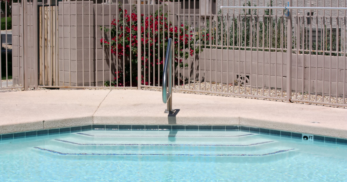 En manchettes: Piscine et noyade – Droitier ou gaucher? – Quartier violent – Ressources