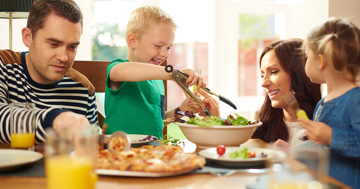 5 raisons pour laisser votre enfant se servir aux repas