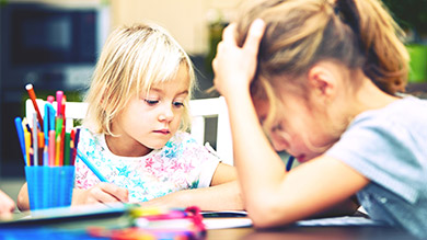 Astuces de parents : s'occuper des devoirs et du plus jeune en même temps