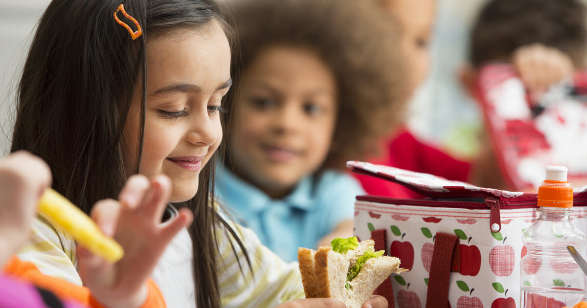 Collation et lunch: qui décide ce que peut manger votre enfant à l'école?