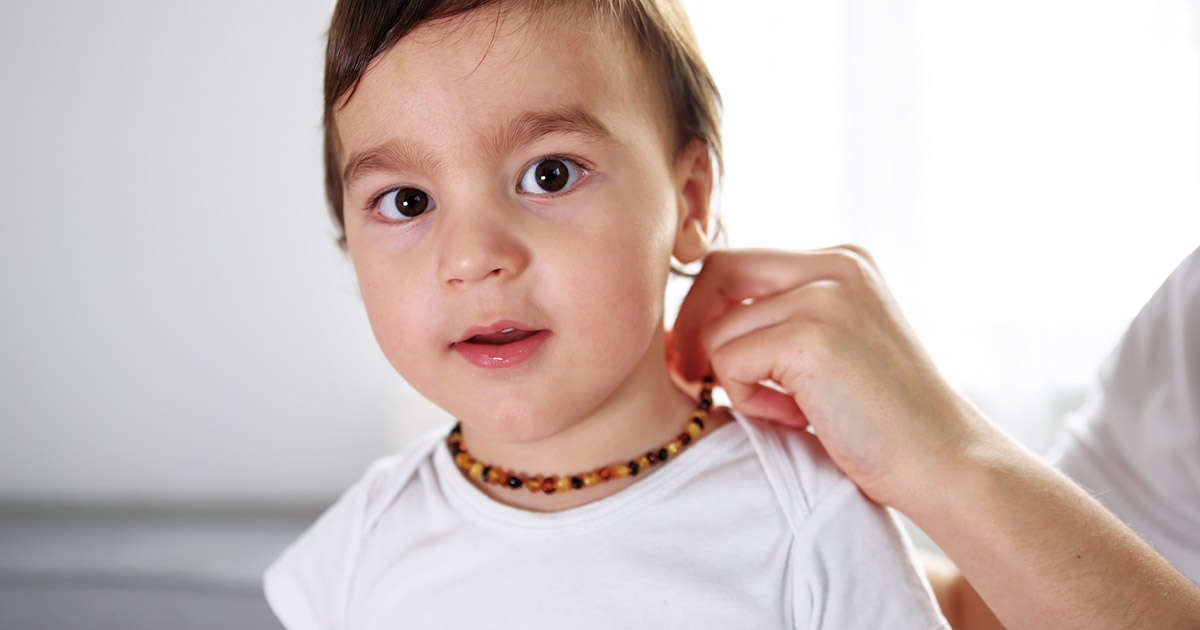 Dents: efficaces les colliers d'ambre et de noisetier?