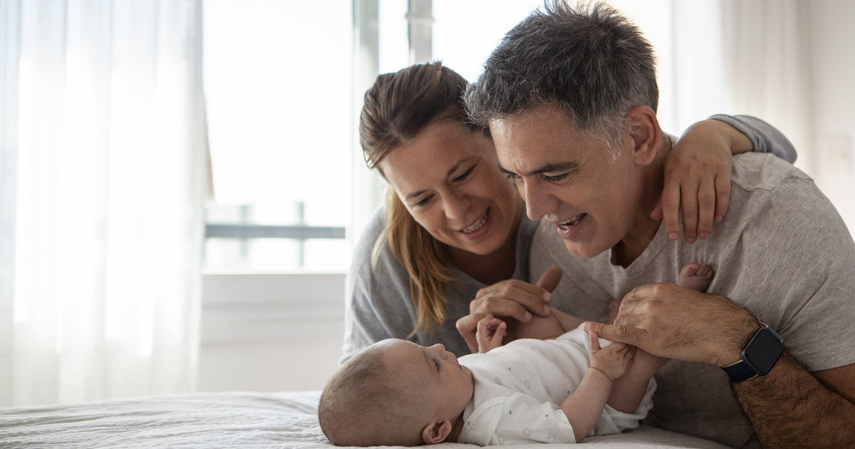 Devenir parents après 40 ans: des joies et des défis