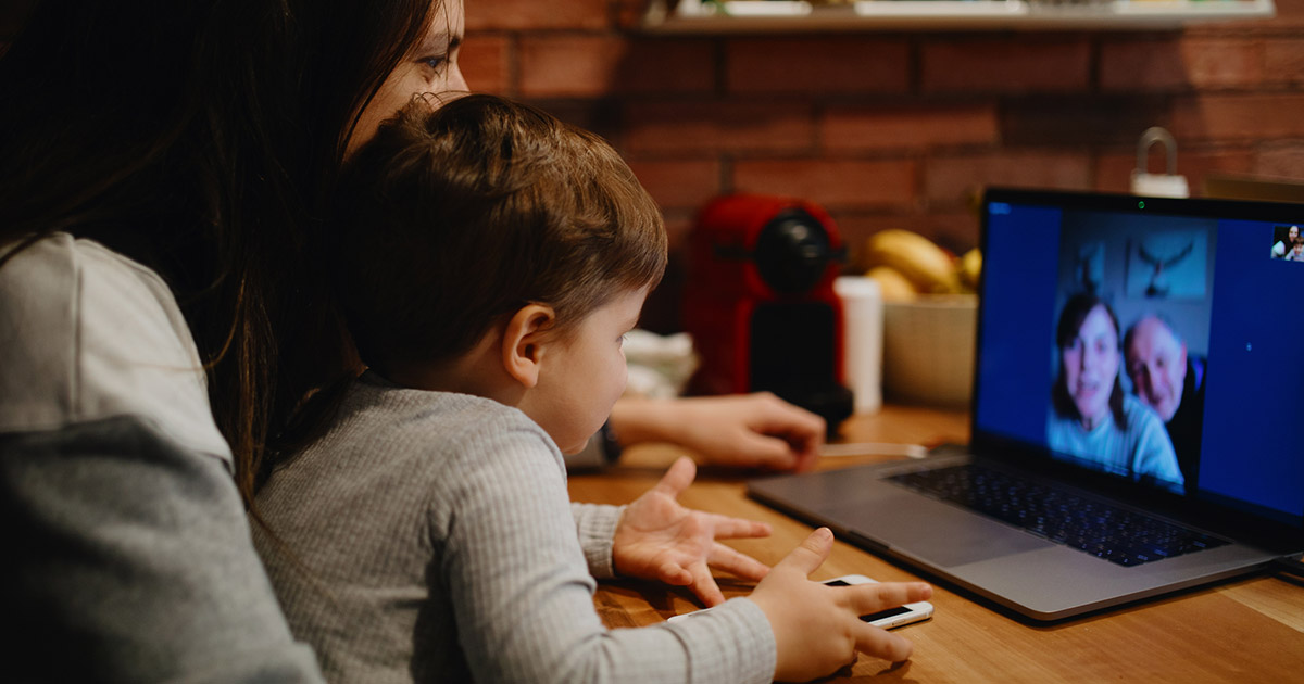 Grands-parents et petits-enfants: seuls, mais ensemble durant la crise