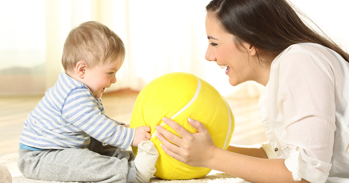 Des jeux simples pour aider bébé à parler