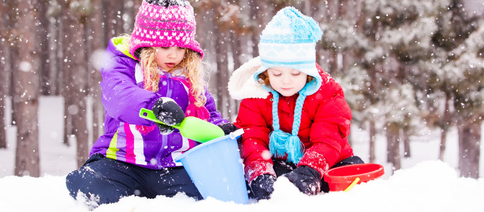 Jouer dehors l'hiver: des enfants curieux et créatifs, peu importe la météo!