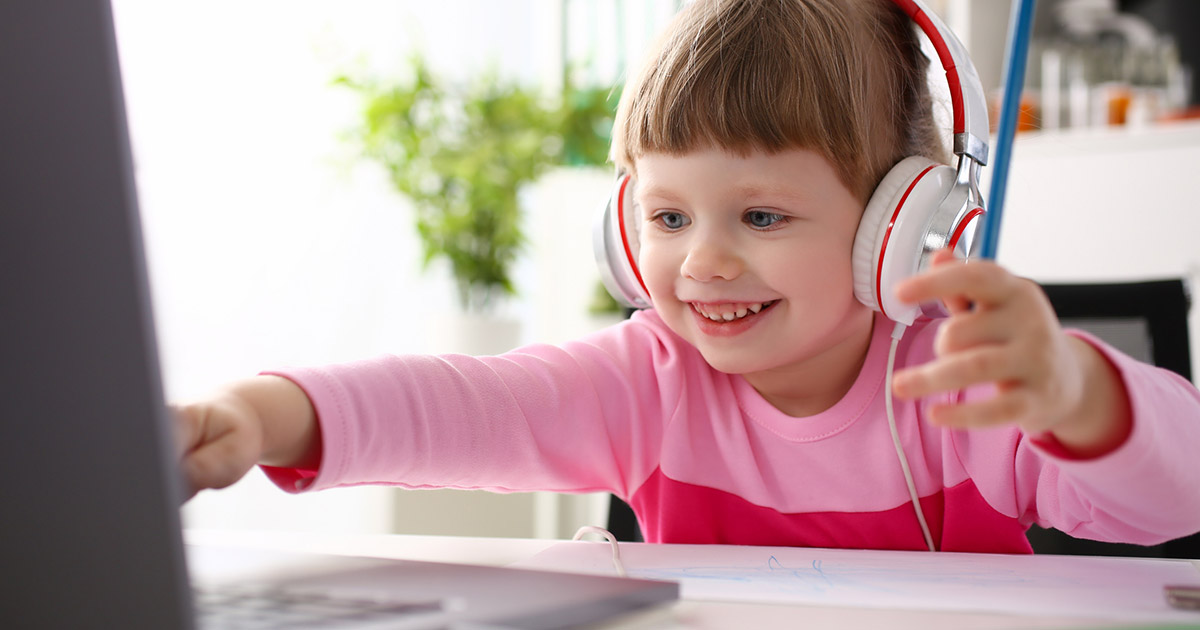 Se faire raconter une histoire en ligne ou par son parent: quels avantages?