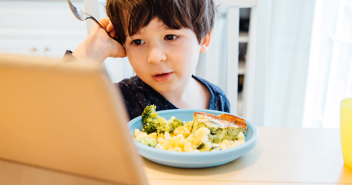 Manger devant un écran: pourquoi faut-il résister?