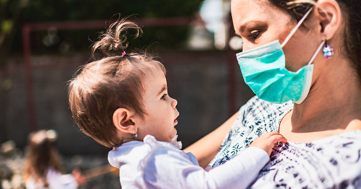 Le masque: quel défi pour le développement du langage?