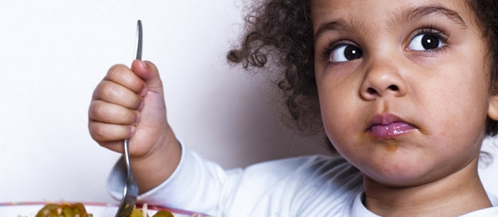 L'enfant qui mange lentement