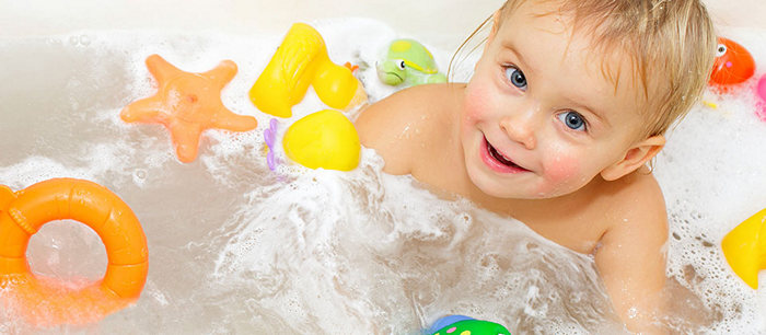 Donner le bain à un enfant: conseils de base