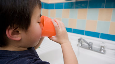 Votre enfant boit-il assez d'eau à la garderie?