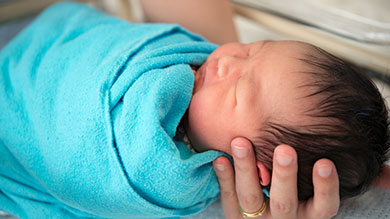 Bien emmailloter bébé pour ne pas le blesser