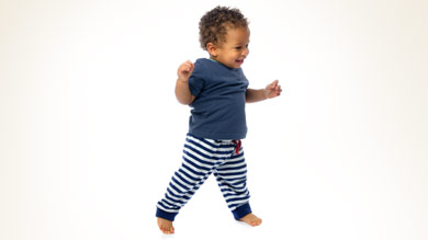 Que bébé marche tôt ou tard ne veut rien dire