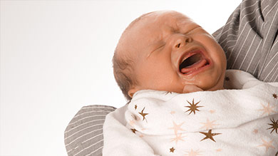 Pourquoi papa reste zen lorsque bébé pleure?