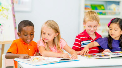 Les tout-petits ayant un retard de langage peuvent apprendre des autres enfants