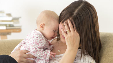 Pleurs de bébé: le stress, un obstacle pour la mère