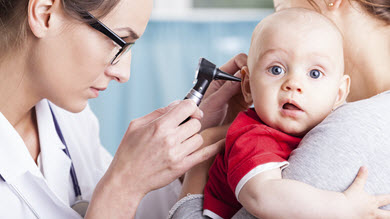 Les otites passent souvent inaperçues chez les bébés