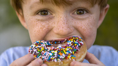 Les tout-petits devraient consommer moins de sucre