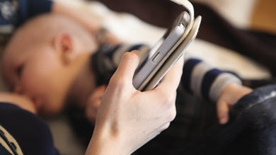 Texter en prenant soin de bébé?