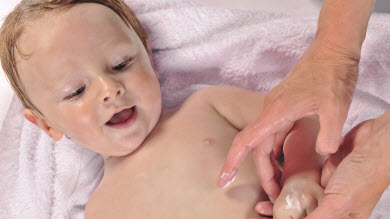 Eczéma: privilégier le bain quotidien et la crème hydratante