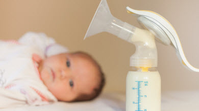 Allaitement: tirer son lait gagne en popularité