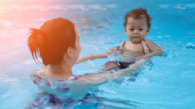 Baignade: aider son enfant à être à l’aise dans l’eau