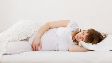 Grossesse: pourquoi serait-il mieux de dormir sur le côté?