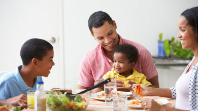 Manger en famille: des bienfaits à long terme