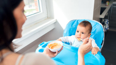 Les parents introduisent-ils trop tôt les aliments solides?