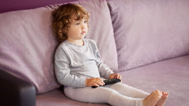 Trop de télévision à 2 ans nuirait à l’adolescence 