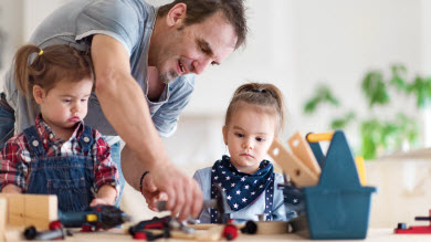 Entraide: les tout-petits imiteraient les adultes 