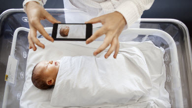 En manchettes: empreinte numérique, partage de la chambre et dépression postpartum
