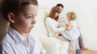 En manchettes: favoritisme, intelligence et autisme, et inactivité physique
