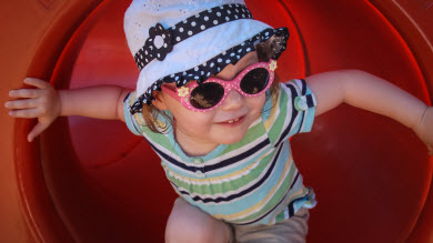 En manchettes: lunettes de soleil, césarienne et parents bavards