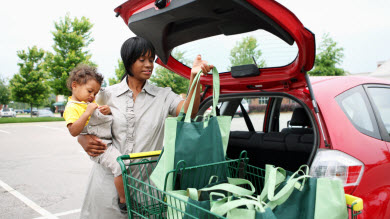 En manchettes: stationnements et enfants, bébé communique, remboursement pour les lunettes