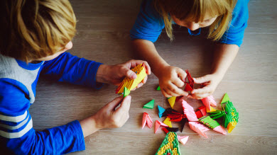 En manchettes: Guide Jouets - Filles et maths - Pannes d'électricité et aide sociale