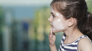 En manchettes: Crème solaire - Difficultés motrices - Horaire des enfants