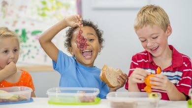 En manchettes: Boîte à lunch à la maternelle - Données personnelles des enfants - Fumée secondaire