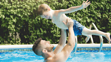 En manchettes: Nouvelles règles pour les piscines – Crème solaire – Assurance maladie et immigration