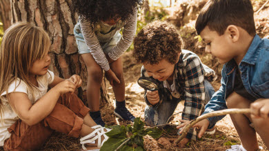 En manchettes: Apprendre avec la nature – Poupées très minces – Vouloir faire partie du groupe