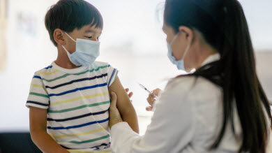 En manchettes: Vaccination – Tylenol et grossesse – Émotions et masque – Éveil à la sexualité