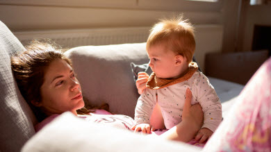 En manchettes: Manque de sommeil – Adoption – Défaites sportives – Sécurité de bébé