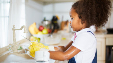 En manchettes: Tâches ménagères et école – Accouchement – Âge à la maternelle