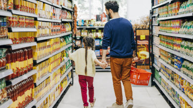 En manchettes: Hausse du coût des aliments – Écrans et tout-petits – Frais de retard dans les bibliothèques