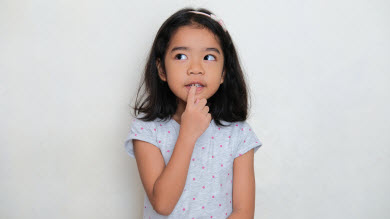 En manchettes: Manger des insectes – Familles homoparentales – Âge et complications de grossesse