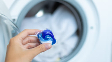 En manchettes: Sachets de détergent à lessive – Mutisme sélectif – Film à répétition – Appel à tous pour balado