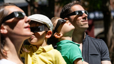 En manchettes: Éclipse et enfants – Allergie à la pénicilline – Bouder les légumes – Appel à tous pour balado