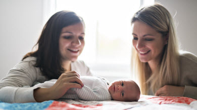 En manchettes: Bisous et nouveau-nés – Sucre et comportement des enfants – Voix de bébé